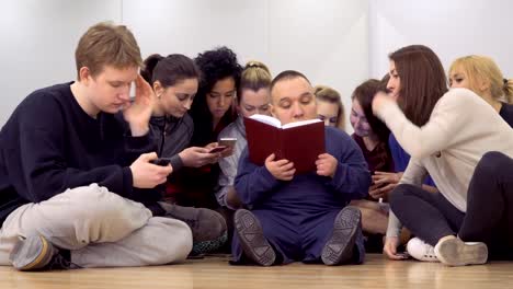 Grupo-de-jóvenes-deja-de-lado-sus-teléfonos-y-empezar-leyendo-el-libro