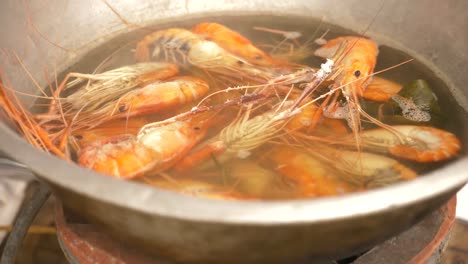 4k,-close-up,-someone-cooks-shrimps-in-a-saucepan.-Slow-motion