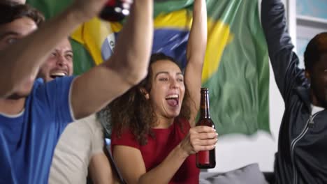 Amigos-animando-el-equipo-Brasil-mientras-viendo-TV-partido