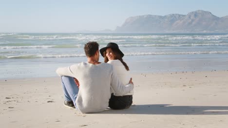 Rückansicht-des-romantisch-zu-zweit-im-Winter-Beach-Urlaub