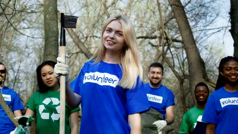 Niña-sonriente-con-grupo-de-voluntarios