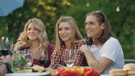 Amigos-en-la-fiesta-de-Picnic.-Feliz-sonriente-personas-disfrutar-de-Picnic