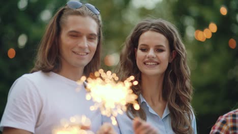 Jóvenes-en-la-fiesta-de-celebración-con-bengalas