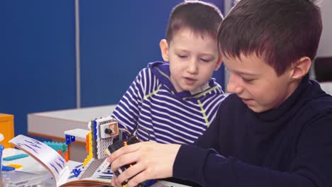 Niños-creando-robots-en-la-escuela,-vástago-de-educación.-Temprana,-diy,-innovación-para-el-desarrollo,-concepto-de-la-tecnología-moderna.