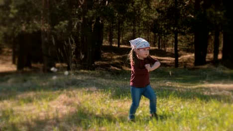 Linda-niña-camina-por-el-bosque-y-canta-una-canción.