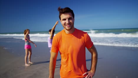 Porträt-des-kaukasischen-amerikanischen-männlichen-Training-am-Strand