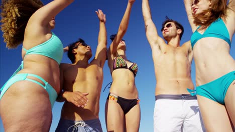 Junge-Multi-ethnischen-Freunde-in-Badebekleidung-am-Strand