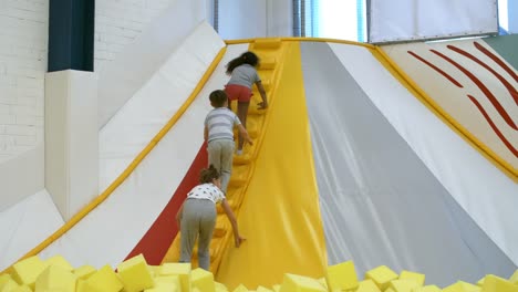Niños-subiendo-escaleras-de-estructura-inflable