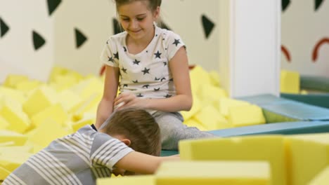 Gruppe-von-Kindern-in-Indoor-Vergnügungspark