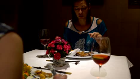 Women-in-the-restaurant-to-eat-sitting-at-the-table-and-talk