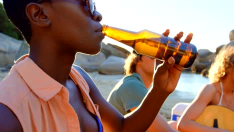 Group-of-friends-having-beer-in-the-beach-4k