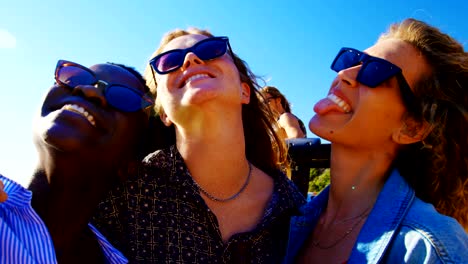 Group-of-female-friends-having-fun-in-the-beach-4k