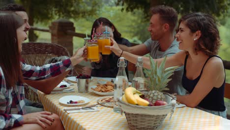 Gruppe-von-Freunden,-Frühstück-im-freien-in-einer-traditionellen-Landschaft-zu-tun.-in-Zeitlupe-erschossen