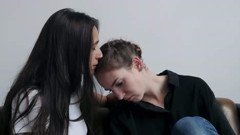 Traurige-junge-Frauen-die-sich-gegenseitig-unterstützen