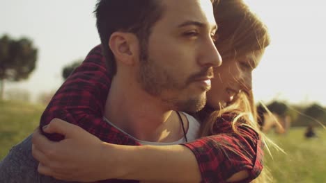 Bonita-pareja-divirtiéndose-en-el-Parque