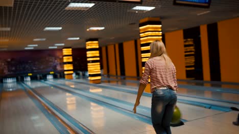 Freunde-im-Club-bowling-und-Spaß-spielen-beiläufig