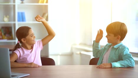 Der-lächelnde-junge-und-ein-Mädchen,-Gruß-an-den-Tisch.-Slow-motion