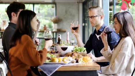 Heiligabend-Abendessen-Parteigruppe-für-Caucasain-und-asiatischen-Freunde-trinken-und-Unterhaltung-zusammen-mit-Glück-und-freudige-wunderbare-Momente