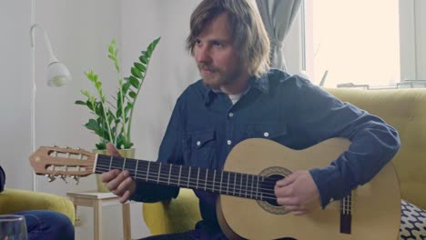 Joven-tocando-la-guitarra