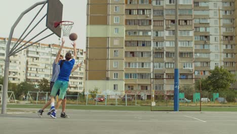 Streetball-jugador-gol-de-campo-de-corte