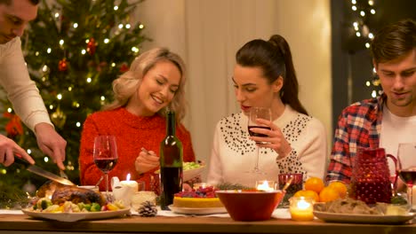 glückliche-Freunde,-die-Weihnachts-Dinner-zu-Hause