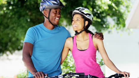 Joven-pareja-afroamericana-activo-ejercicio-ciclismo-al-aire-libre