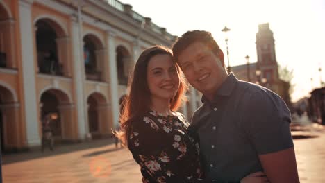 Joven-sonriente-feliz-pareja-en-la-calle-de-la-ciudad