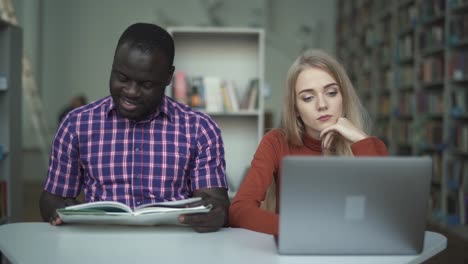 Interracial-Studenten-blättert-in-einem-Buch