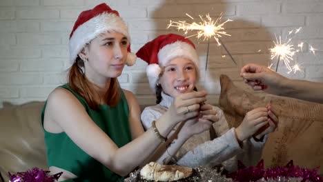 Los-niños-con-sombreros-de-Santa-Claus-tomar-de-las-manos-de-mi-madre-encendida-las-luces-de-Bengala-y-la-sonrisa.