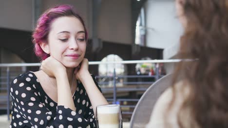 Dos-amigas-en-la-cafetería