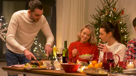 Glückliche-Freunde,-die-Weihnachts-Dinner-zu-Hause