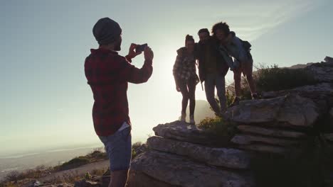 Mann-unter-Bild-seiner-Freunde-während-der-Wanderung