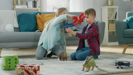 Im-Wohnzimmer:-jungen-und-Mädchen-spielen-mit-Spielzeug-Flugzeuge-und-Dinosaurier-beim-Sitzen-auf-einem-Teppich.-Helles-Wohnzimmer-mit-Kindern-Spaß.