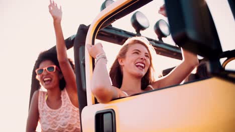 Afro-Mädchen-und-Freunde-auf-road-trip-bei-Sonnenuntergang