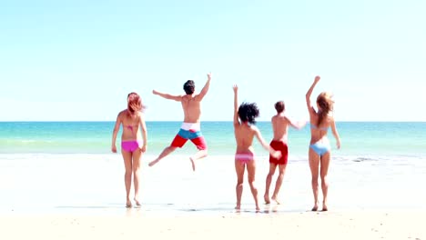 Friends-having-fun-at-the-beach