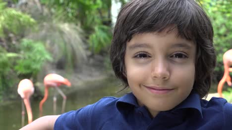 Preadolescente-sonriente-en-el-parque-zoológico-chico-hispano