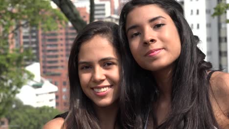 Adolescente-sonriente-chicas-en-Parque-público