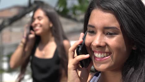 Adolescente-chicas-tener-una-conversación-por-celda