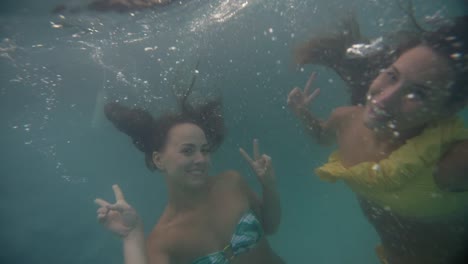 Mädchen-Freunde-Lächeln-und-posieren-gerne-underwater-in-bikinis