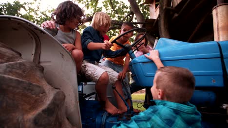 Kinder-spielen-auf-einem-Traktor-auf-einem-sonnigen-Tag