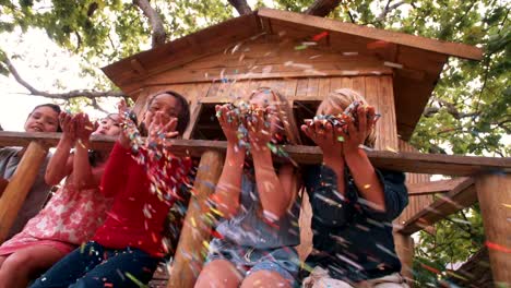 Kinder-Blasen-bunte-Papier-Konfetti-im-Freien-in-Baum-Haus