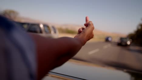 Hipster-Chica-el-dedo-en-la-cara-asiento-trasero-de-convertible-coche