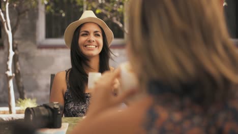 Mujer-fumando-cigarrillo-electrónico-bebiendo-café