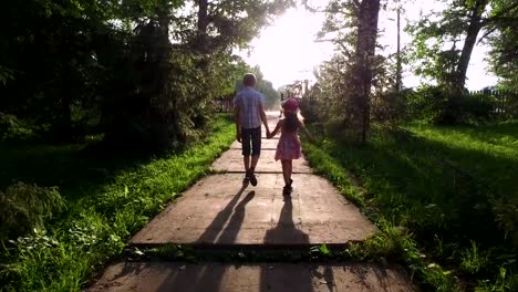 Infantil-niño-y-niña-adolescente-están-en-pista-en-el-parque.-Hermano-y-hermana-de-las-manos-del-otro.