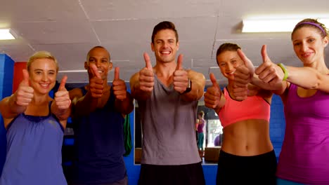 Portrait-of-fitness-people-showing-thumbs