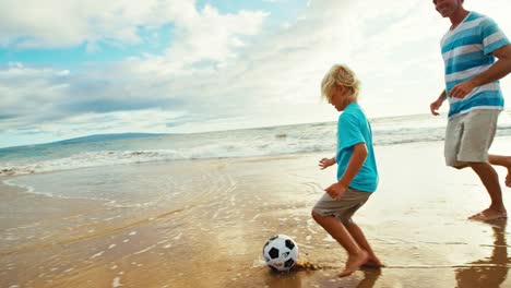 Vater-Sohn-Spaß-am-Strand