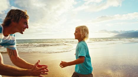 Hijo-de-padre-que-se-divierten-en-la-playa