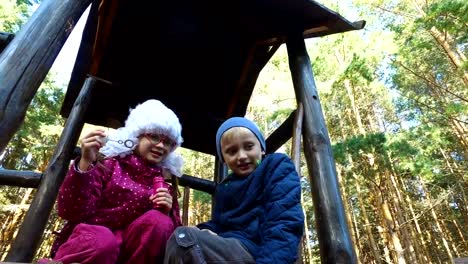 Blonder-Junge-und-Mädchen-mit-Brille-blubbern-auf-dem-Spielplatz.-Kinder-sind-sehr-lustig.-Sie-haben-Spaß-und-lachen.