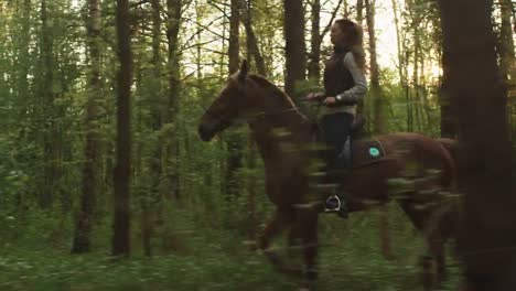 Zwei-junge-Mädchen-Reiten-im-Wald