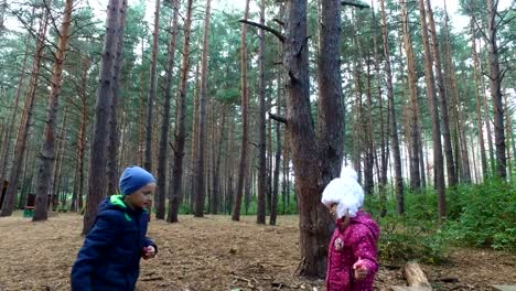 Junge-und-Mädchen-spielen-mit-Spielzeug.-Kinder-entzündeten-ihr-Spielzeug-auf-einer-Holzbank-im-Park.-Urlaub-mit-Kindern-im-Park.